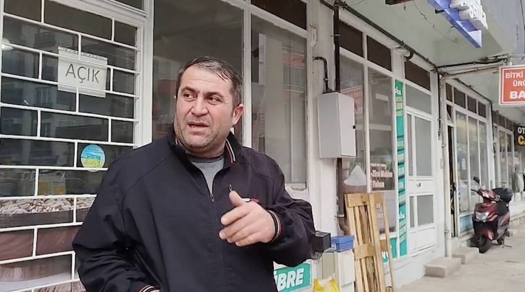 Sokak ortasında tuhaf olay! Eline geleni sokağa attı: Marketin camını patlattı 3